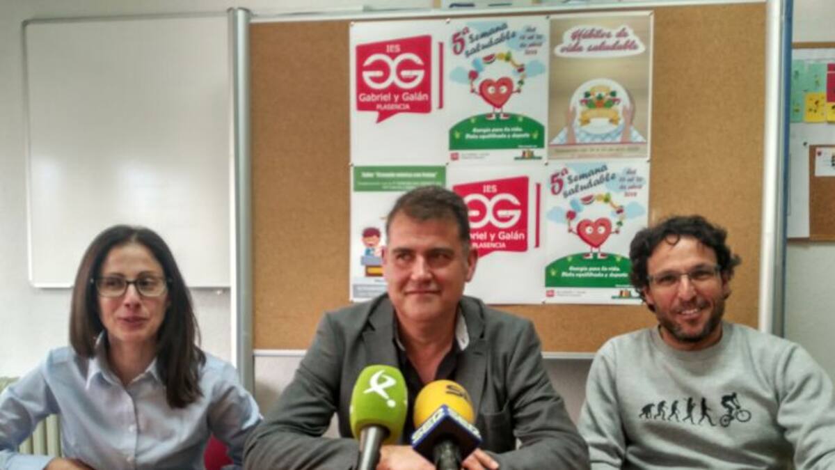 Piano con frutas o batidos modernos para concienciar de la vida saludable