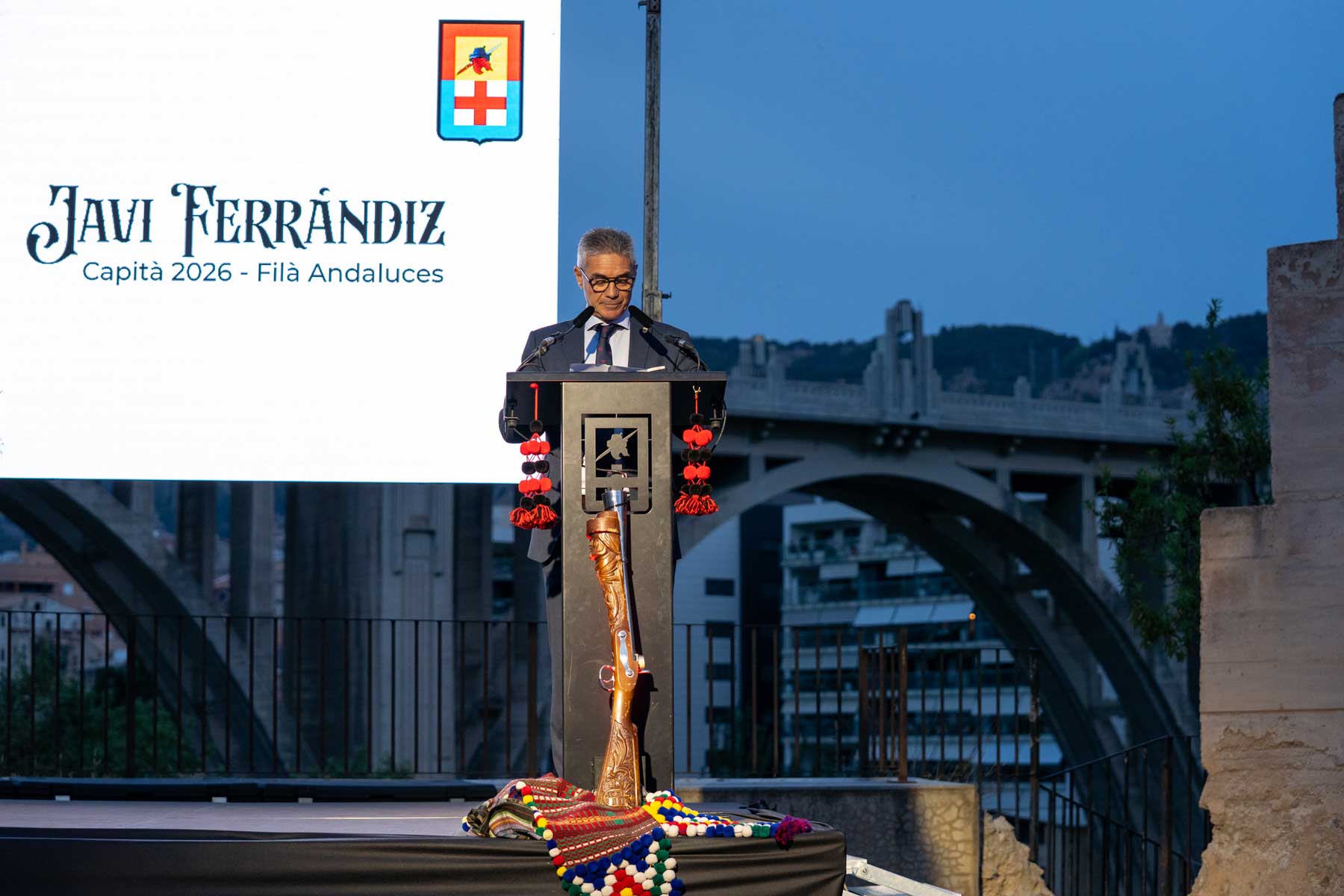 El capità cristià de la Filà Andaluces, Javi Ferrándiz, durant la presentació de l'heràldica, dirigint unes paraules als assistents