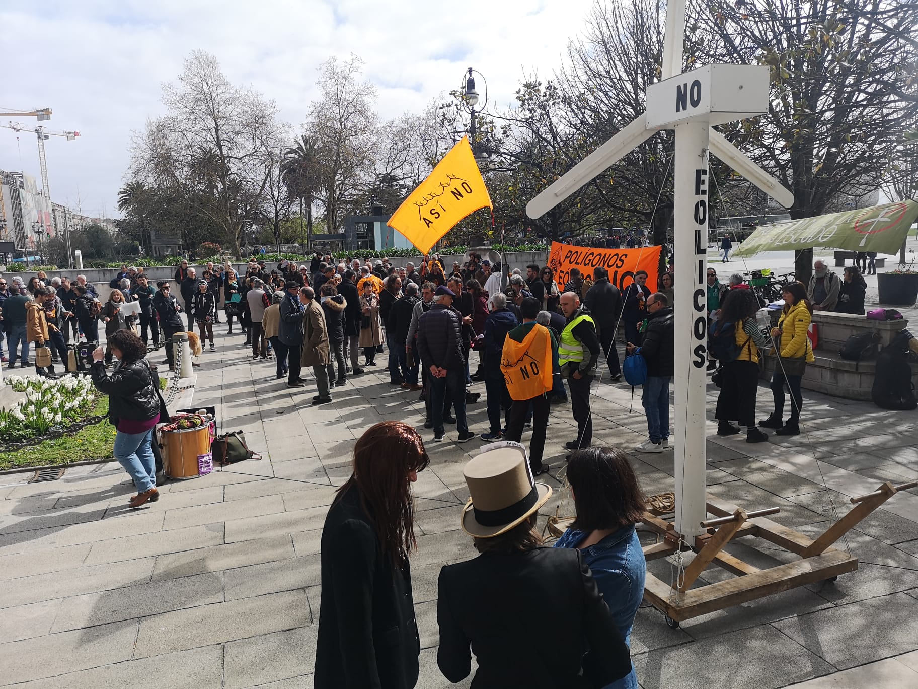 Concentración de colectivos vecinales contra el desarrollo eólico en Cantabria.