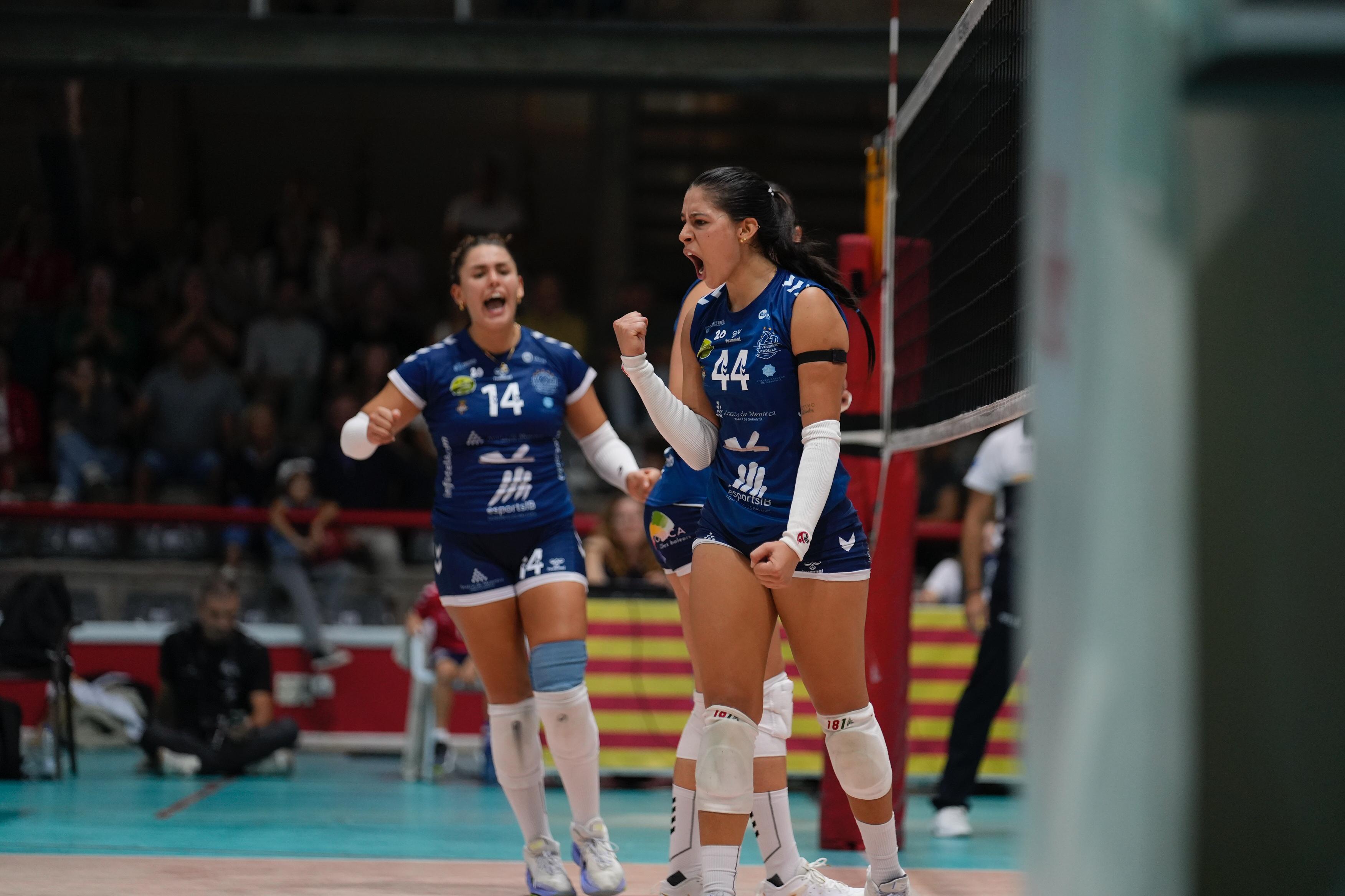 Laura Pascua celebra un dels punts del partit contra l'Arenal.