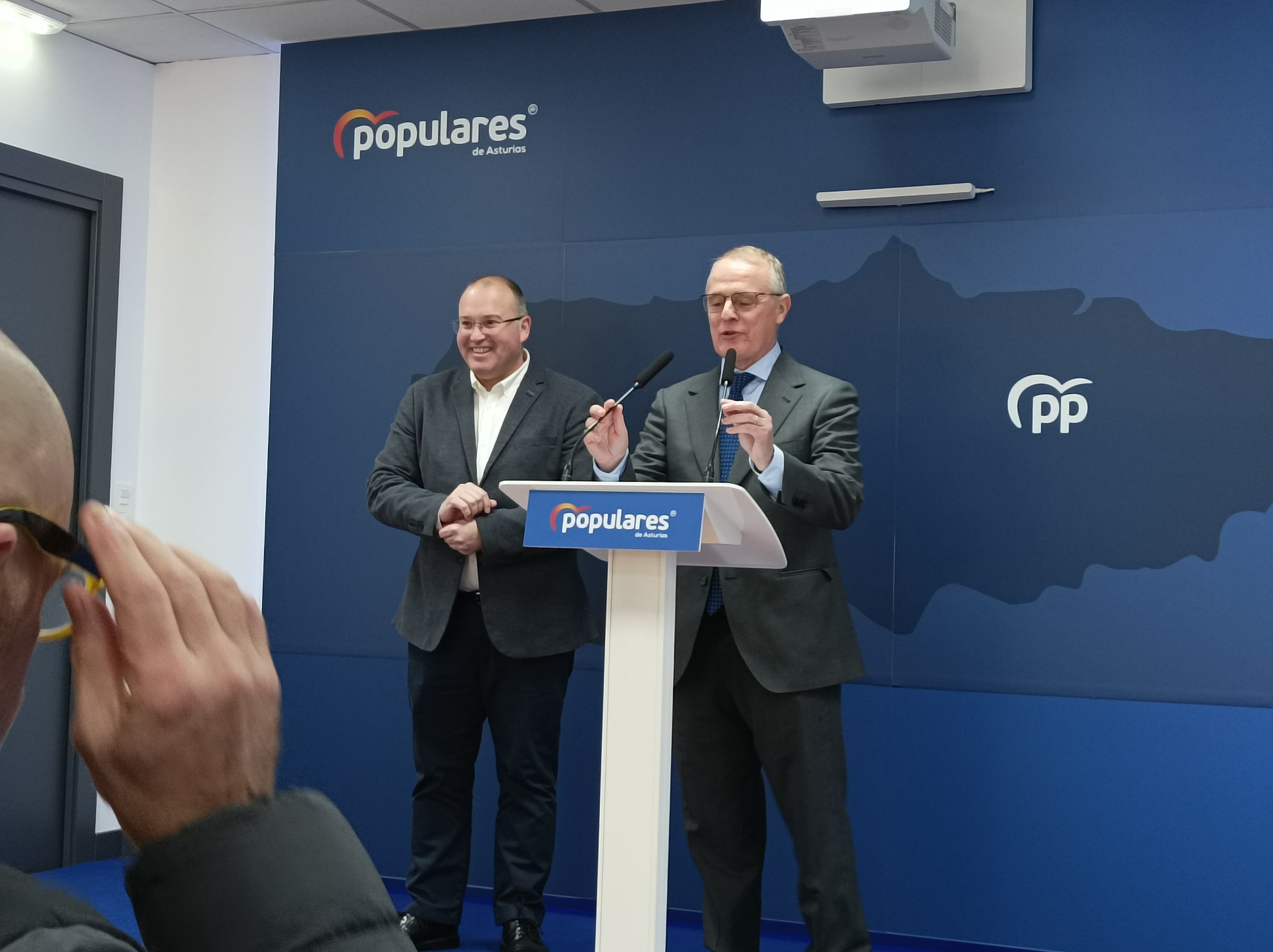 Miguel Tellado (izq.) junto al candidato Diego Canga