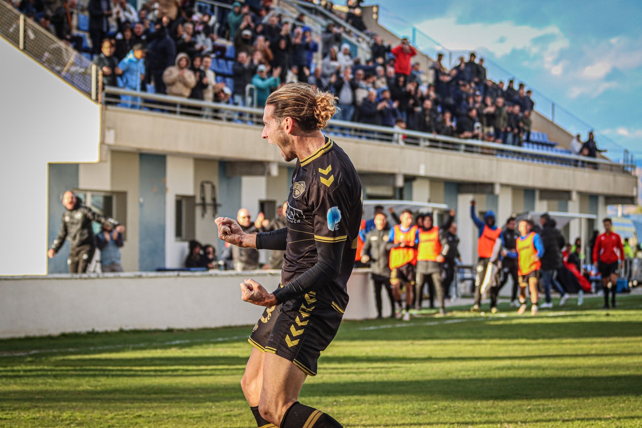 Aaron Piñán celebra el gol marcado contra el Algeciras