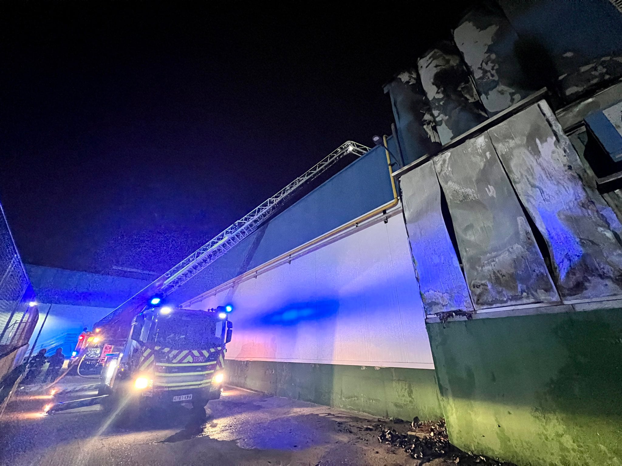 Bomberos trabajando en el lugar del incendio