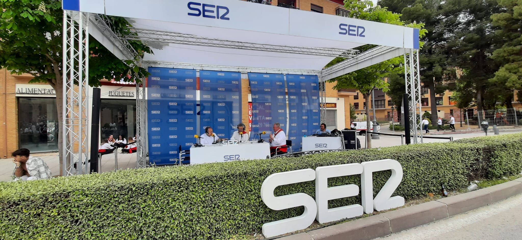 Imagen del set de la Cadena SER instalado en la plaza del Templete, desde donde emitimos Hoy por hoy Región de Murcia la mañana del 2 de mayo