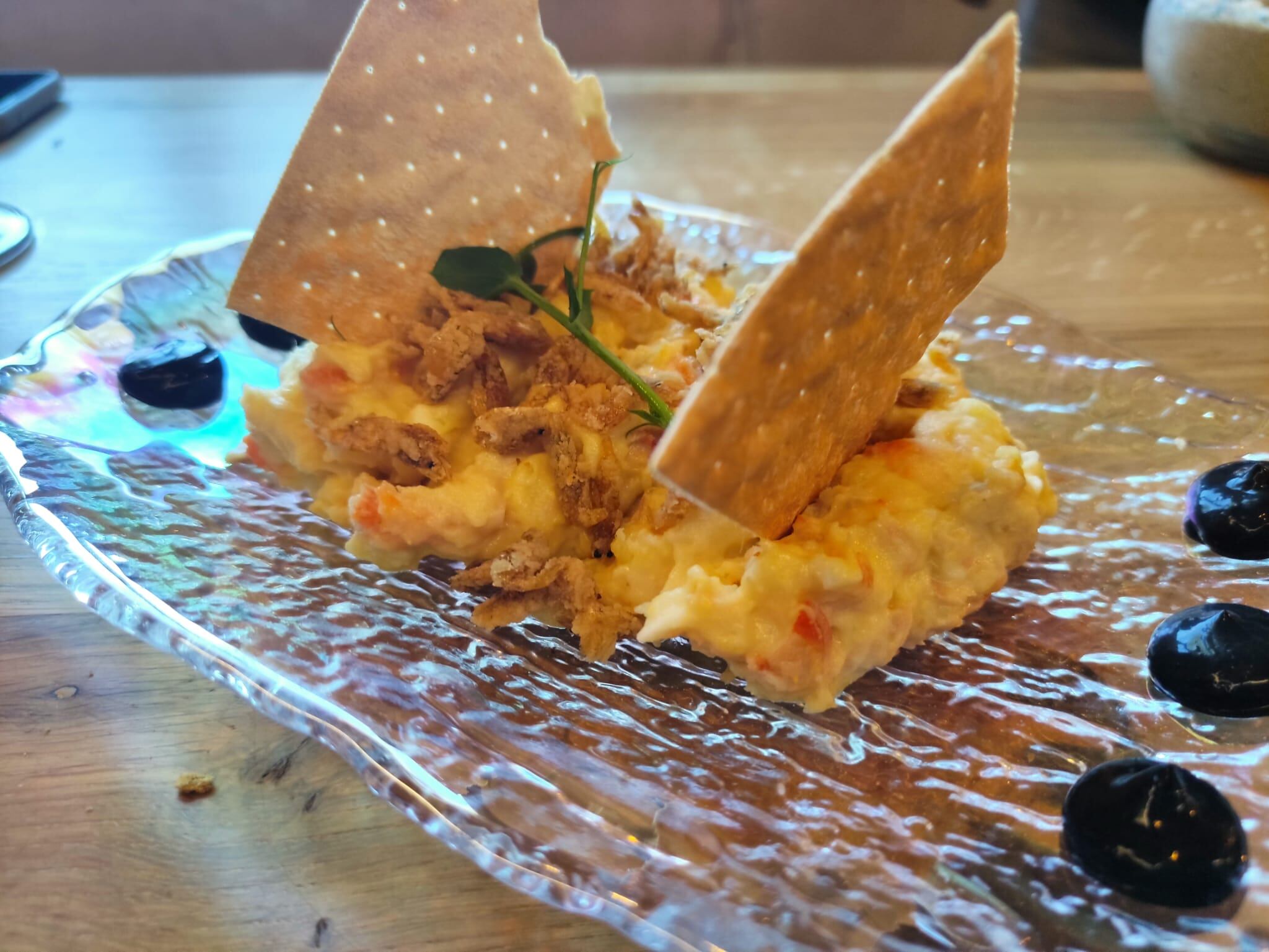 Ensaladilla de gambones con crispy de camarones