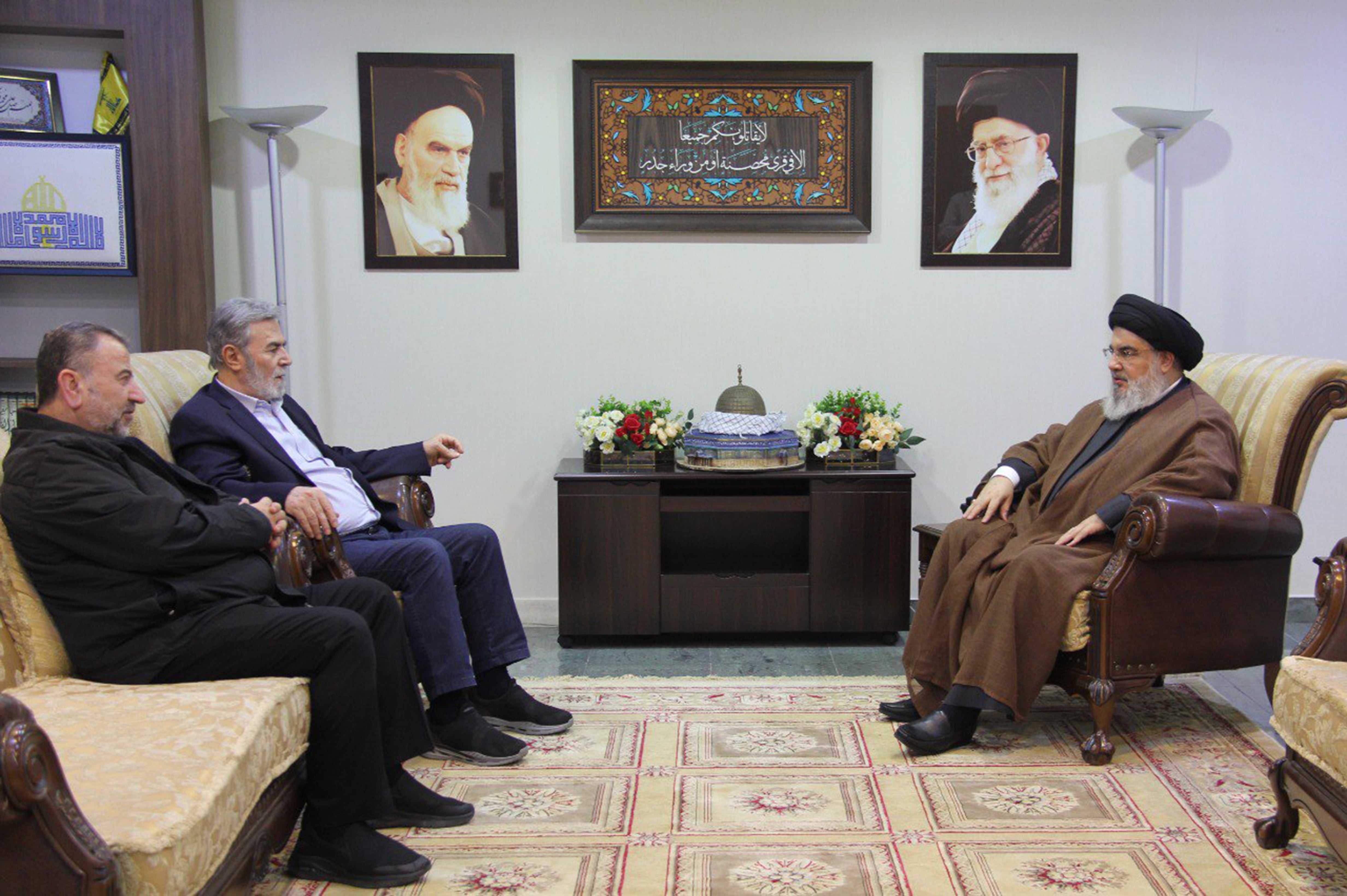 El líder de Hezbola, Hassan Nasrallah en una foto del pasado año, junto al  numero dos de Hamas el palestino Saleh Al Arouri, asesinado ayer.