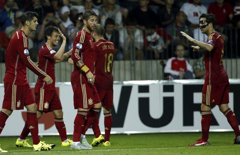 Los jugadores de la selección española celebran su primer gol ante Bielorrusia, obra del centrocampista David Silva