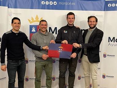Momento de la entrega de la bandera a los montañeros montisonenses