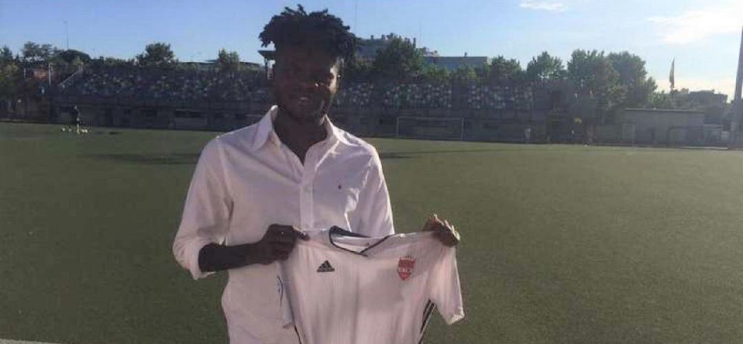 Thomas posa con la camiseta del Alcobendas