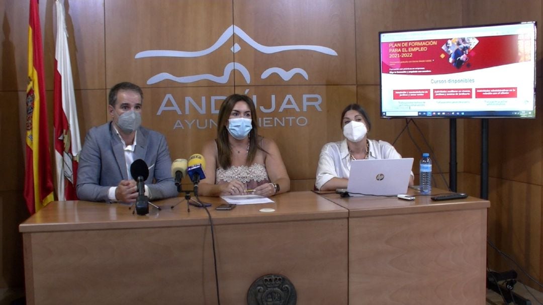 La concejala de Formación, Teresa Fernández-Pacheco, junto a Carmen Mesa y Sergio Puerta responsable de la empresa organizadora de esta formación