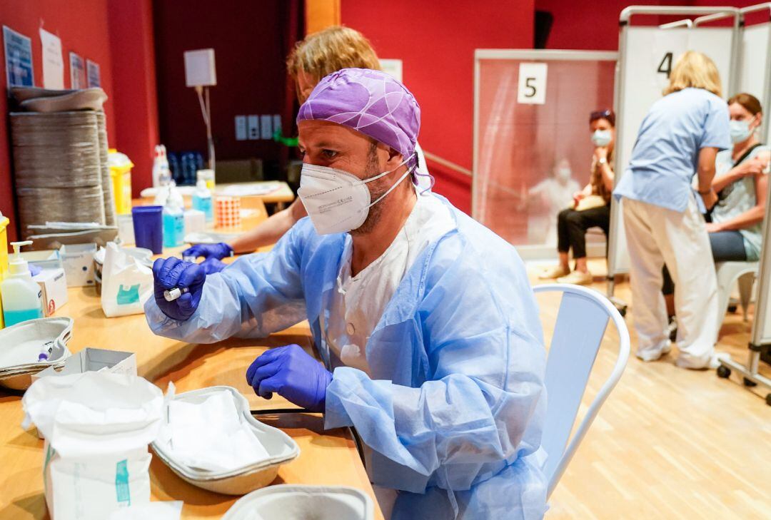 Un trabajador sanitario prepara la primera dosis de la vacuna de Pfizer-BioNTech contra el Covid-19.