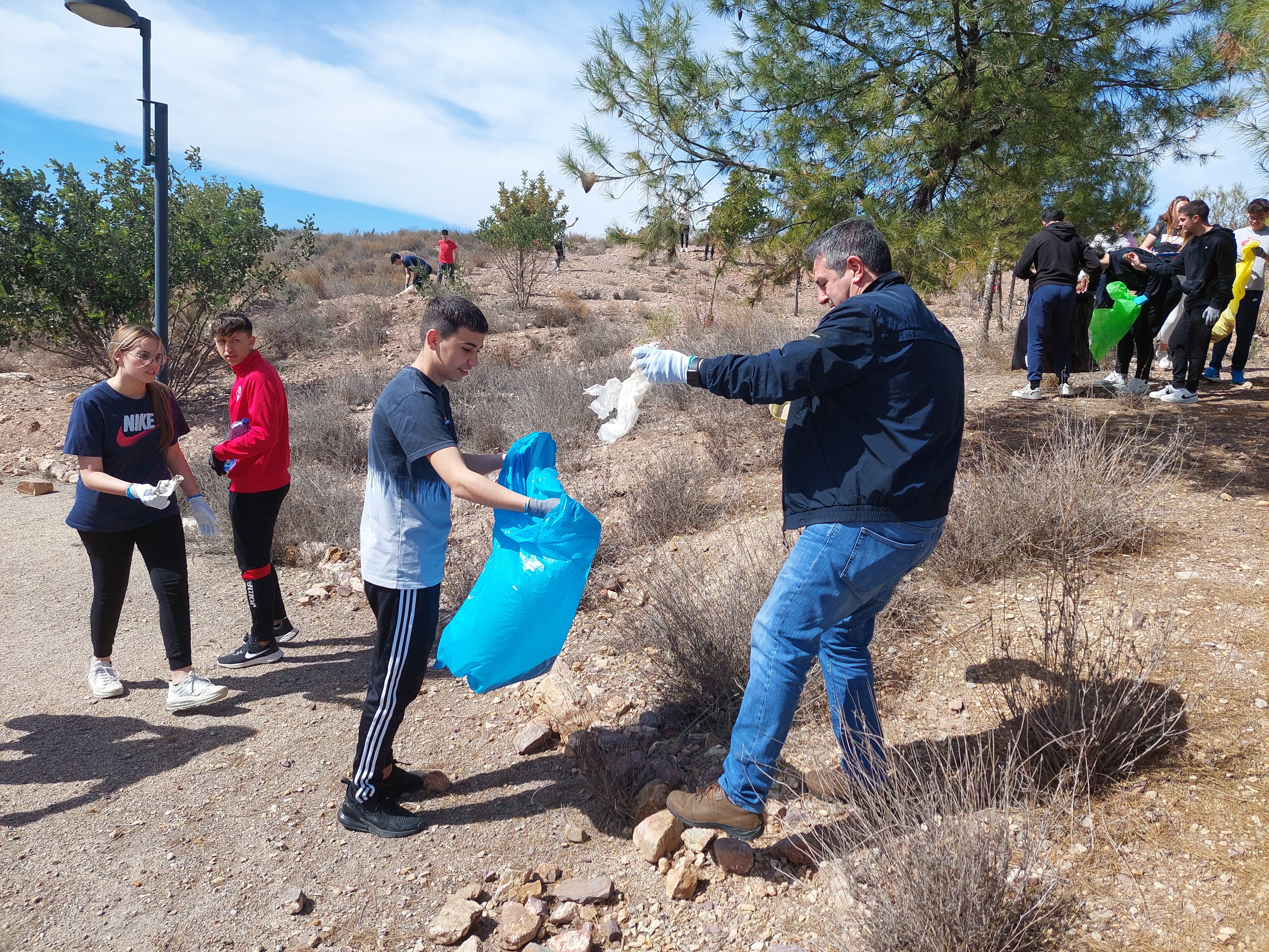 El alcalde de Alcantarilla, Joaquín Buendía, visitó hoy la zona del Cabezo Verde, donde participa en la recogida un grupo de profesores y alumnos del IES Sanje