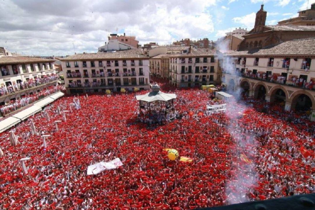 Momento del lanzamiento del cohete de fiestas de hace unos años