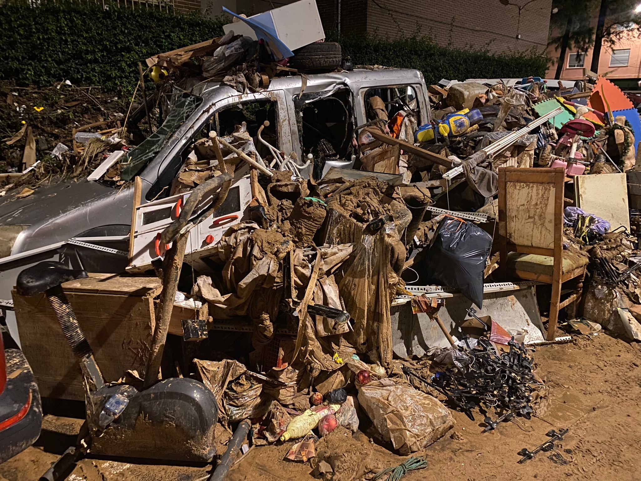 Furgoneta enterrada en escombros en Benetússer (Valencia) tras el paso de la DANA