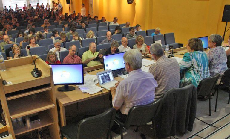 Imatge d'arxiu d'una trobada entre la rectora i els professors.