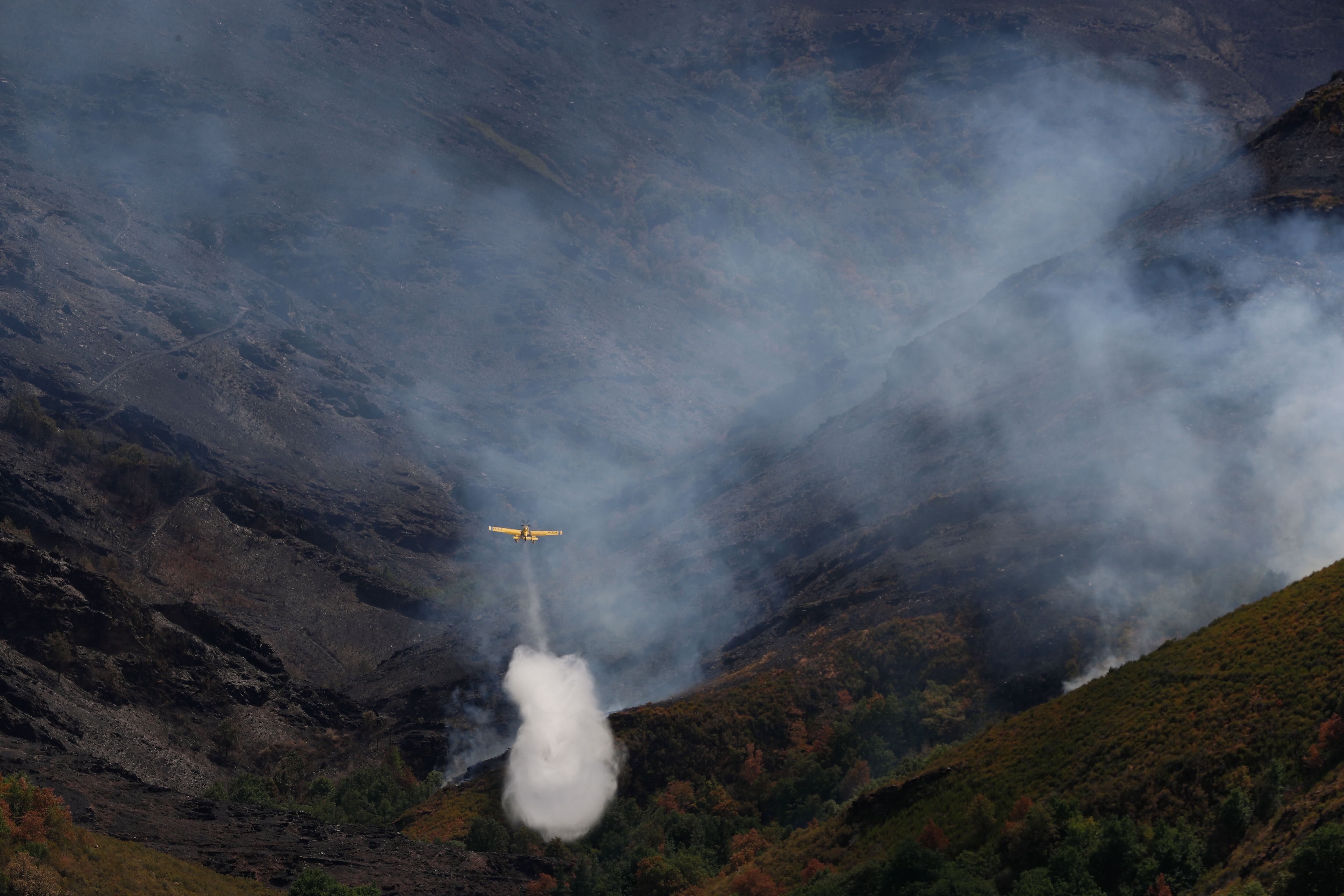 Un hidroavión lleva a cabo labores de extinción del incendio en los Montes del Courel
EFE/ Eliseo Trigo

