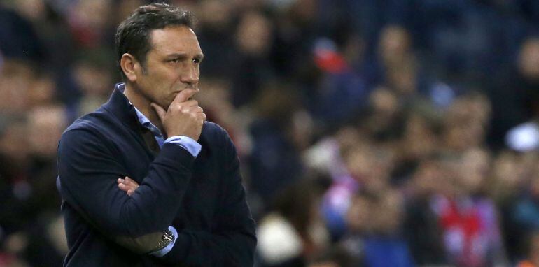 Eusebio, pensativo durante el partido.