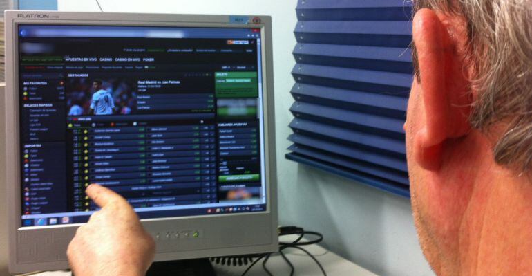 Un usuari consultant les cotitzacions en una web d'apostes esportives per internet