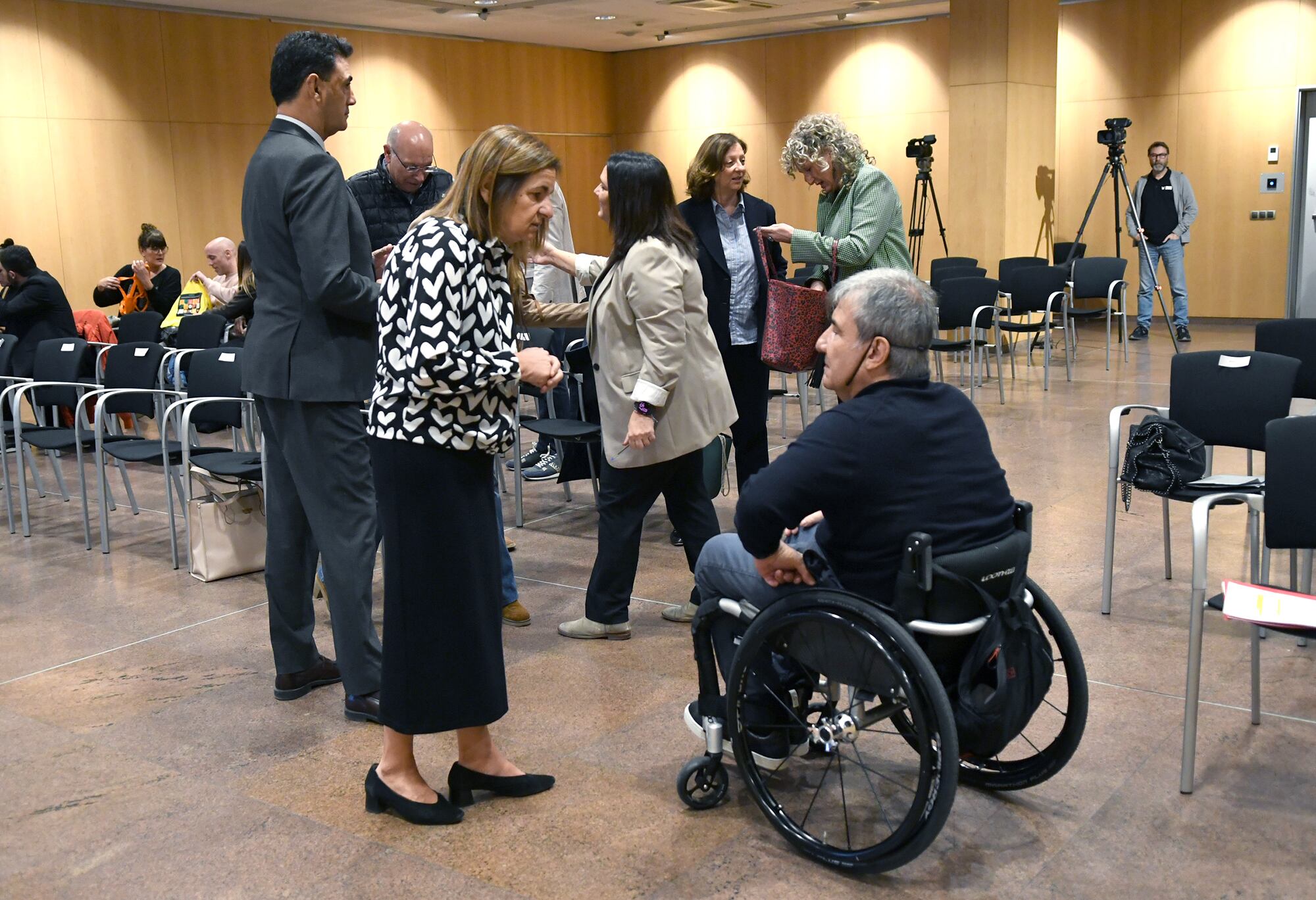 La ministra d’Afers Socials, Trini Marín, conversa amb el president delegat de la comissió d'accessibiltat, Miquel Llongueras.