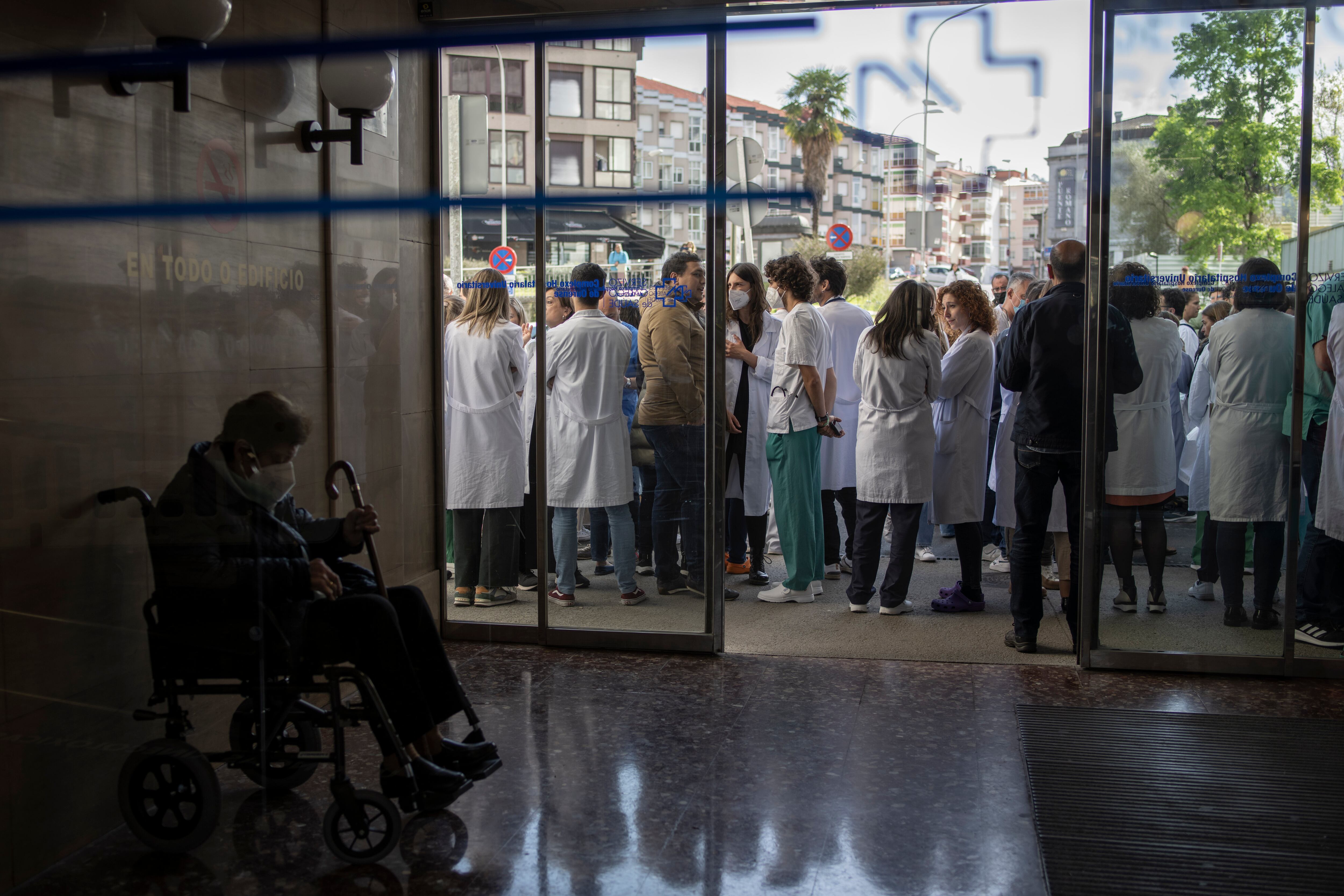 OURENSE, 13/04/2023.- Asistentes a la concentración celebrada a las puertas del Hospital de Ourense, con motivo de la huelga indefinida que mantienen los médicos de Galicia. EFE / Brais Lorenzo