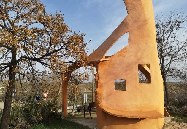 Las esculturas son obra de Vicente García, artista de la cercana localidad de Tinajas.