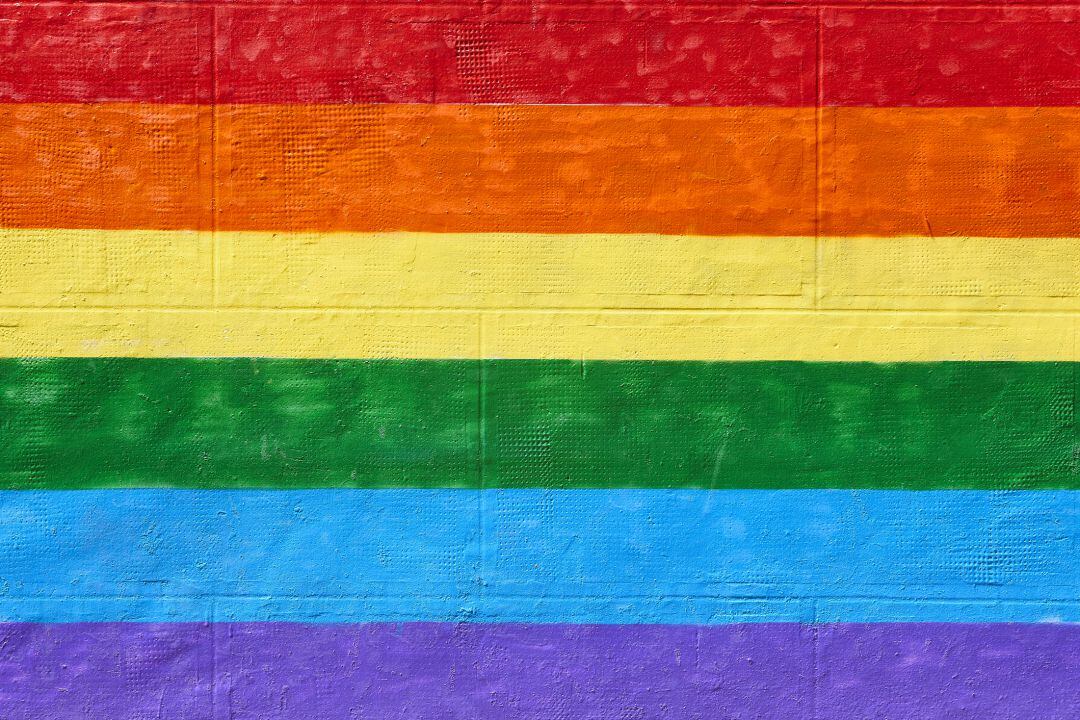 Bandera LGTBI pintada en una pared