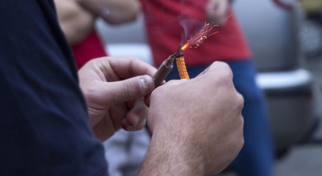 El suceso tuvo lugar el lunes sobre las 20.00. Como resultado de la explosión, los jóvenes sufrieron heridas en las manos y cara, así como en los oídos debido a la deflagración