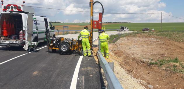 Operarios trabajando en la carretera provincial en el nordeste de Segovia