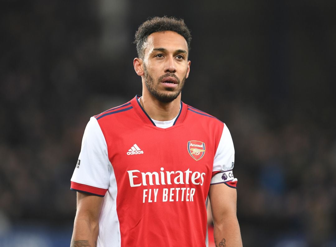 Aubameyang luce el brazalete de capitán durante un partido con el Arsenal