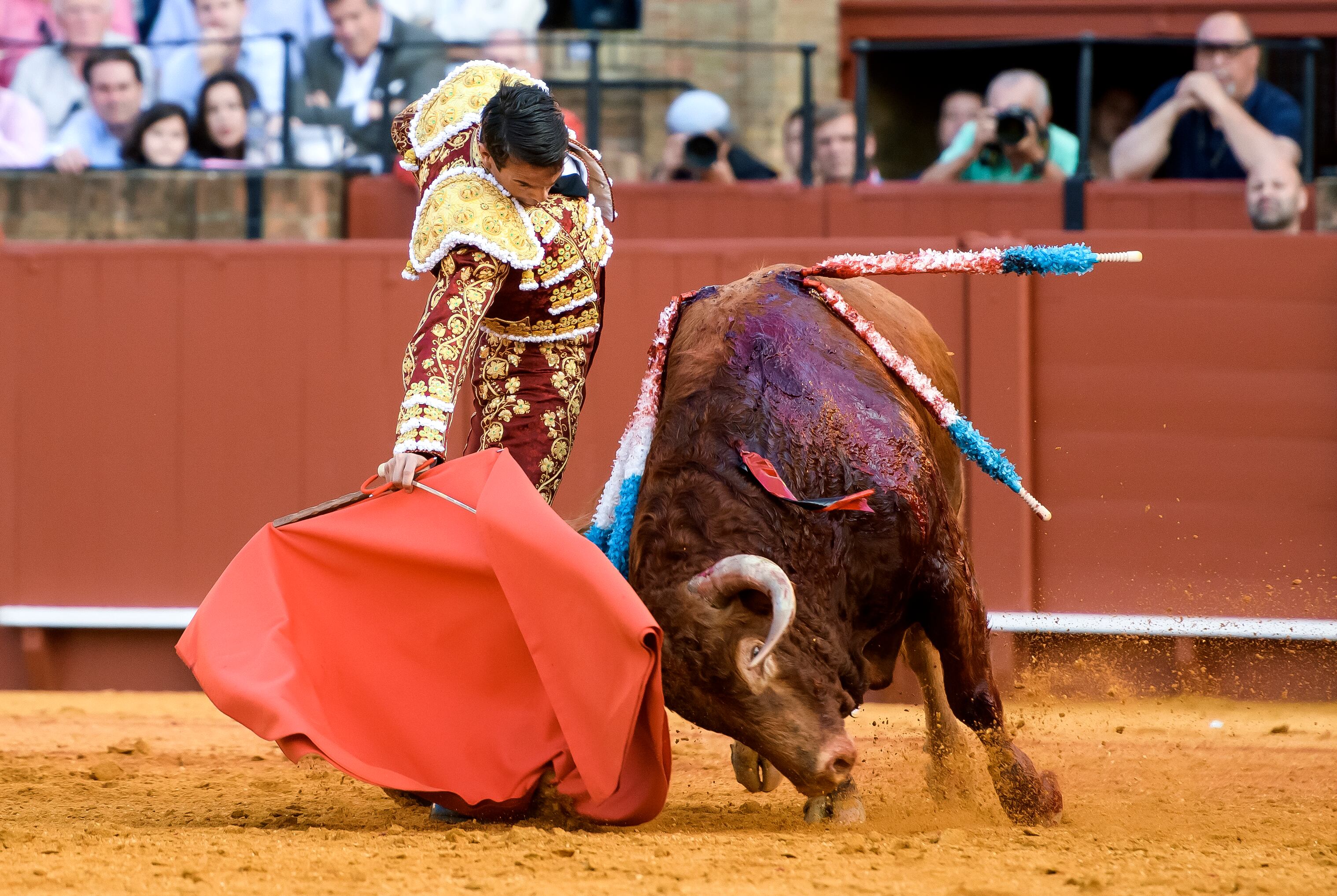 SEVILLA, 21/04/2023.- El diestro José María Manzanares con su segundo toro, este viernes en la Real Maestranza de Sevilla. EFE/ Raúl Caro
