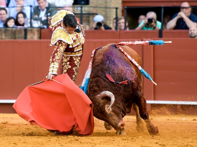 SEVILLA, 21/04/2023.- El diestro José María Manzanares con su segundo toro, este viernes en la Real Maestranza de Sevilla. EFE/ Raúl Caro