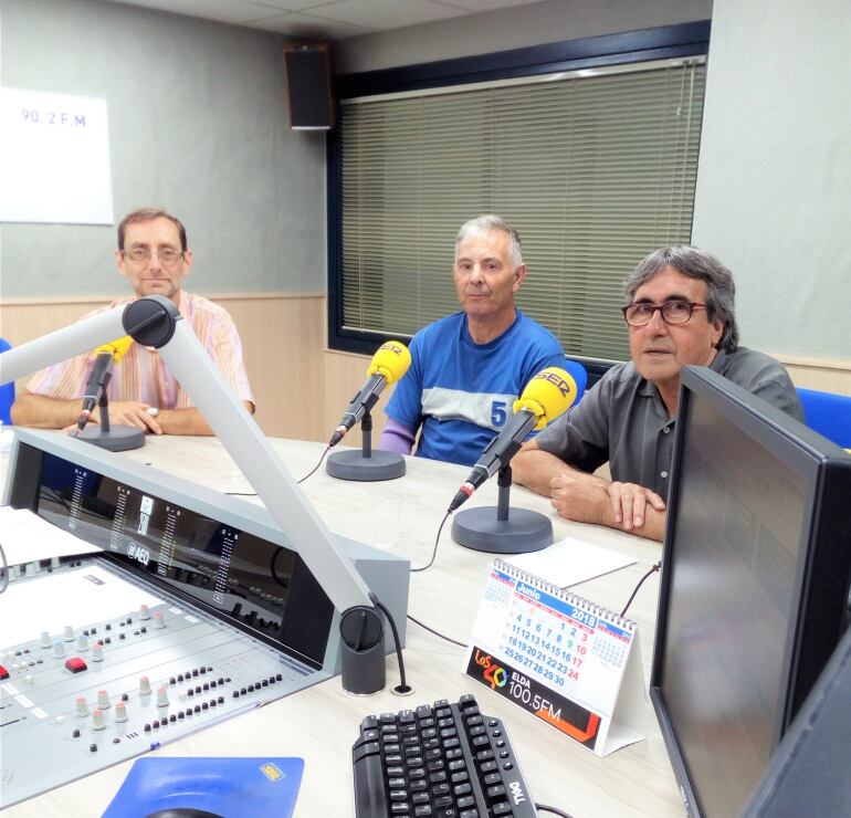 Vicente Deltell, concejal de Agricultura, Francisco José Martínez, Técnico de la Concejalía de Medio Ambiente, y Francisco Iniesta, coordinador de los huertos municipales, durante su intervención en Radio Elda