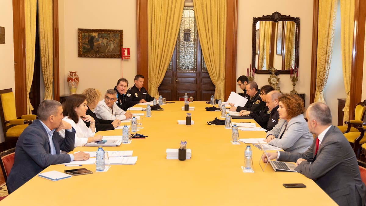 La Junta de Seguridad de A Coruña acuerda reforzar la presencia policial en zonas conflictivas de la ciudad