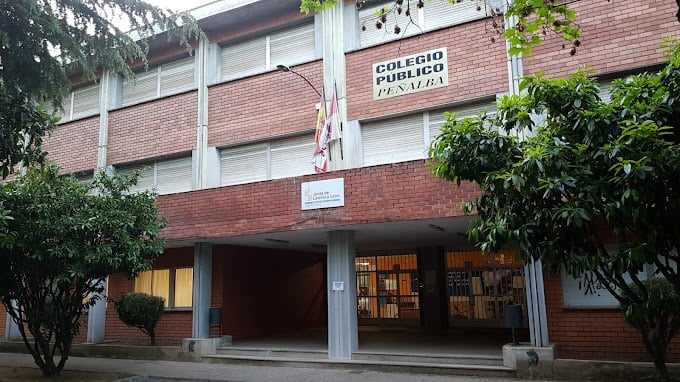 Fachada del colegipo público Peñalba en Ponferrada