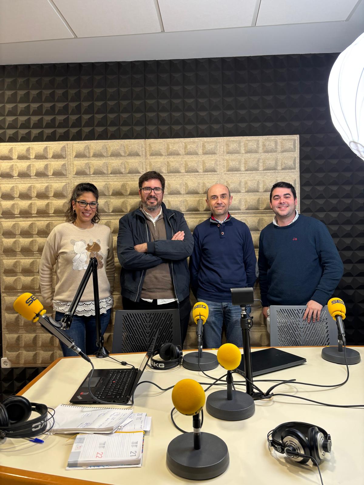 Manuel Barroso, pregonero de la Semana Santa de Morón 2026 y Rafael López, teniente Hermano mayor de la Hermandad del Loreto visitan los estudios de Radio Morón