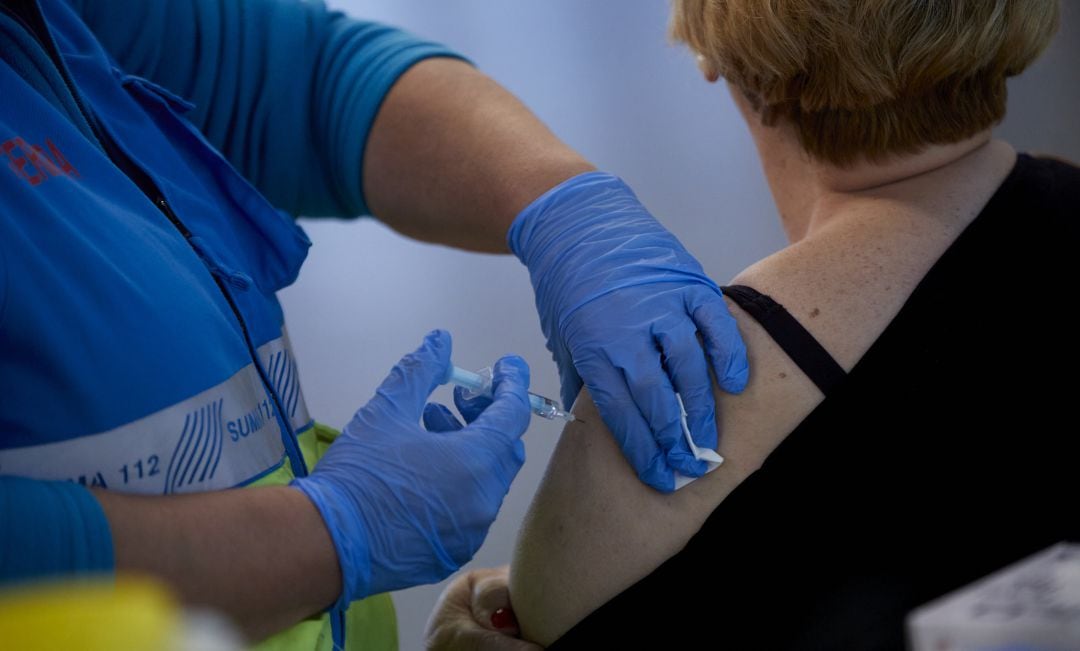 Una enfermera vacuna contra la COVID-19 a una mujer.