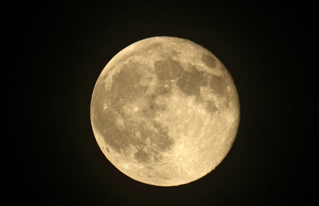 La superluna de marzo es conocida como la superluna de gusano.