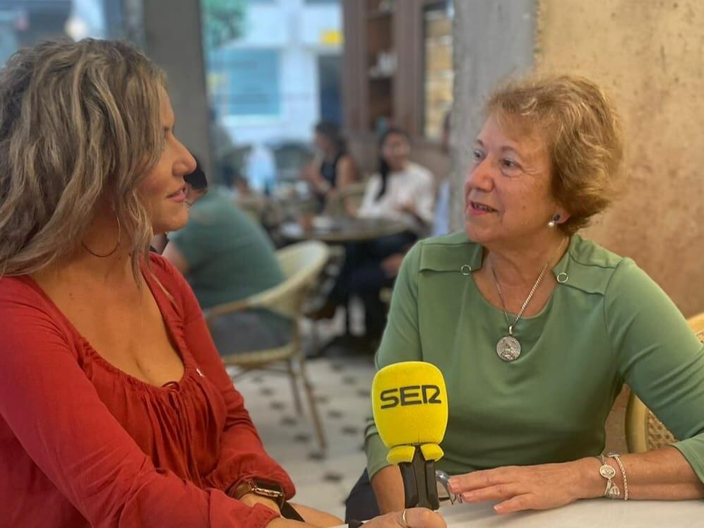 Cinta Caparrós junto a Ana Gil, periodista de la SER de Huelva