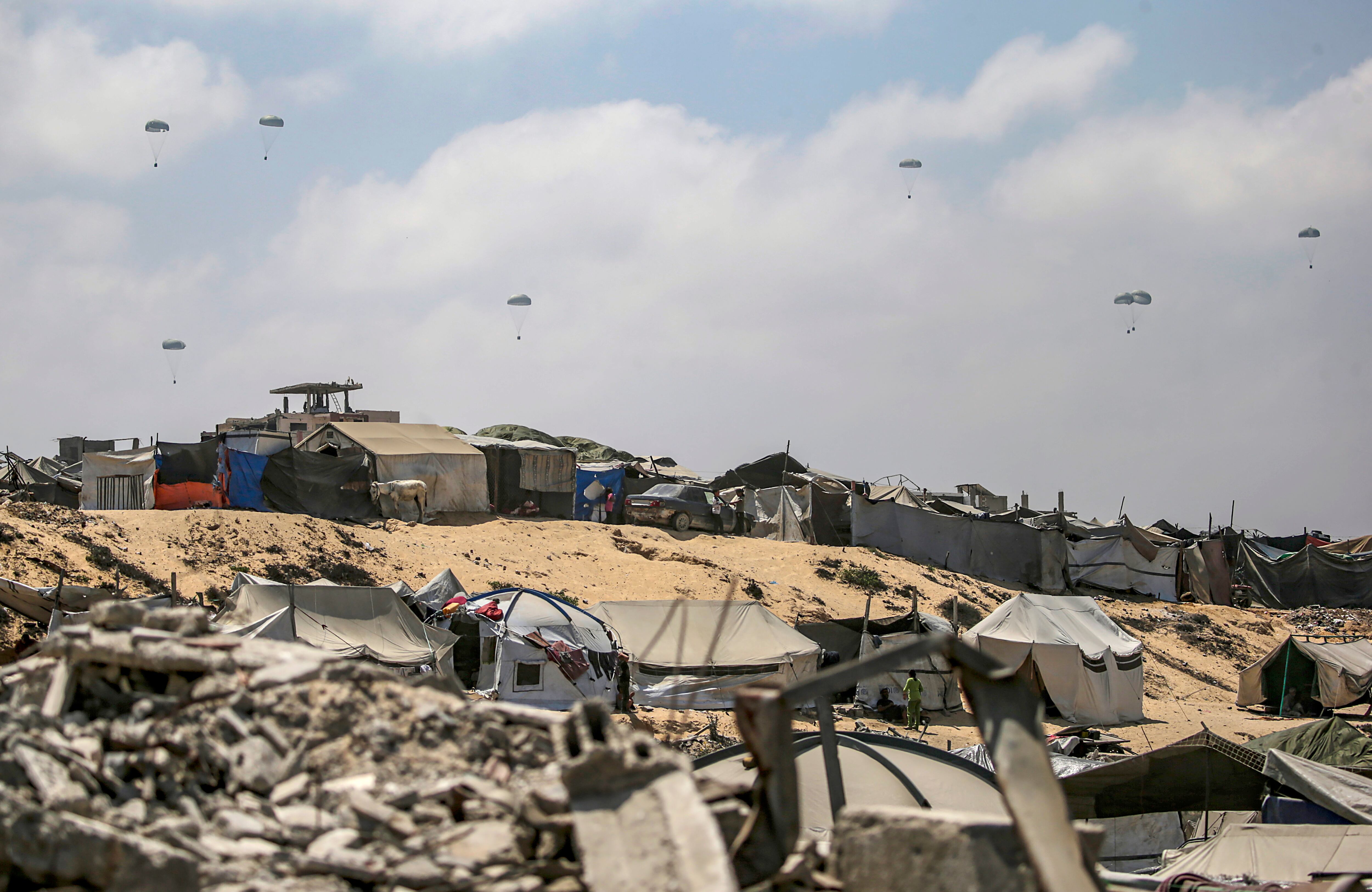 Aviación del ejército francés lanza desde el aire ayuda humanitaria sobre la zona norte de la Franja de Gaza.