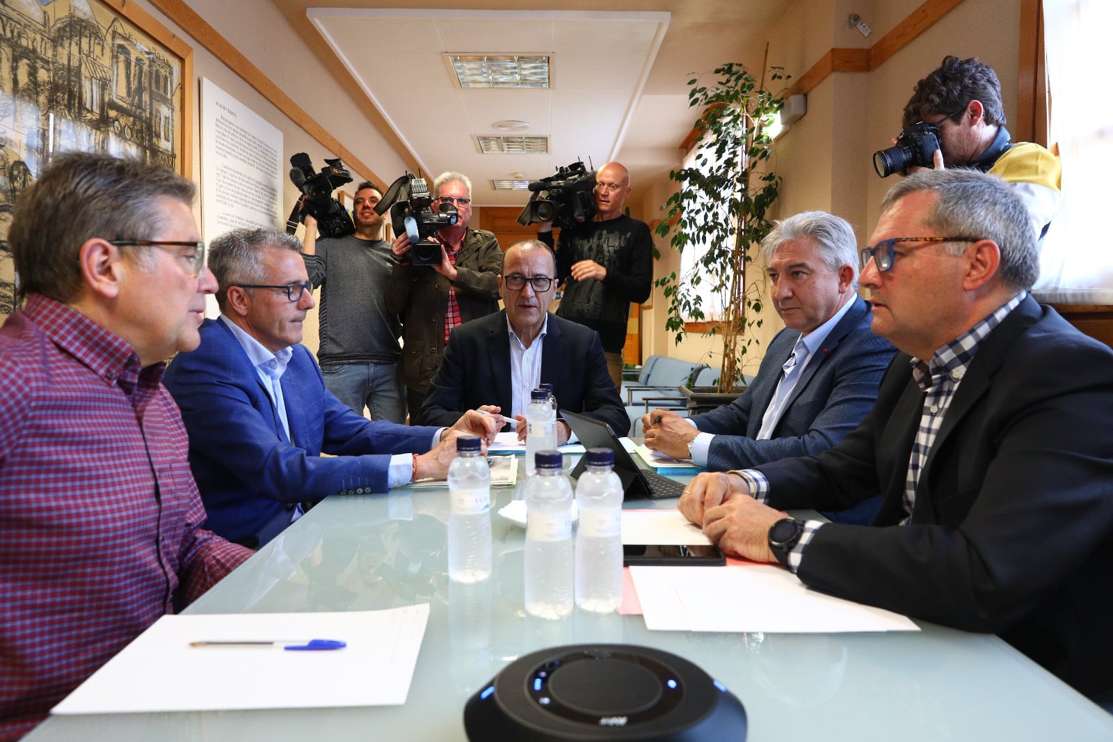 El consejero de Deporte, Felipe Faci,  preside la reunión con alcaldes y representantes turísticos del Pirineo para reforzar la posición aragonesa de cara a seguir negociando una propuesta de candidatura olímpica