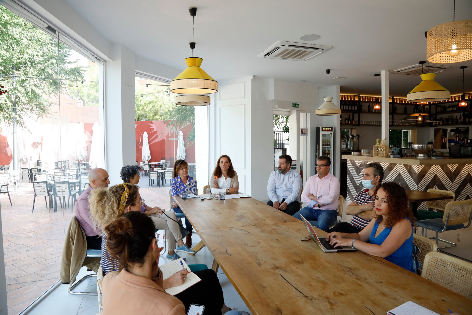 Sara Hernández, alcaldesa de Getafe, reunida con representantes de asociaciones de comerciantes de la ciudad.