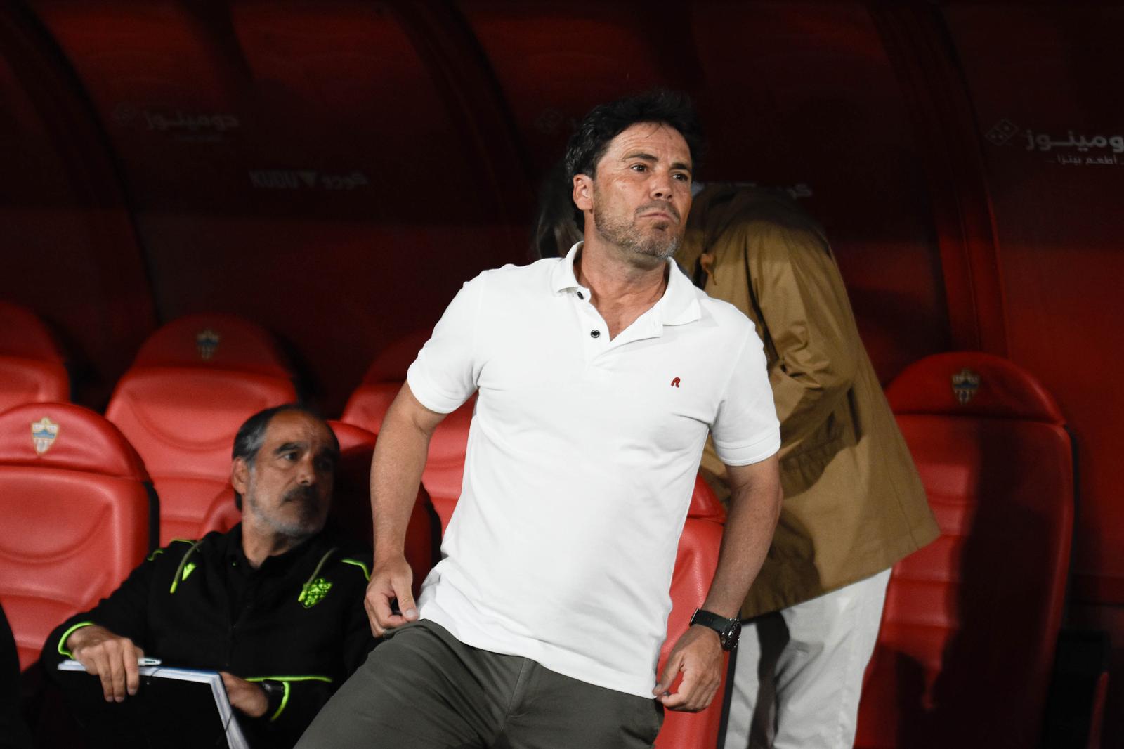 Rubi en el banquillo del Estadio de los Juegos Mediterráneos.