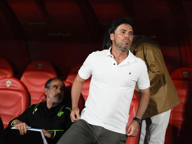 Rubi en el banquillo del Estadio de los Juegos Mediterráneos.