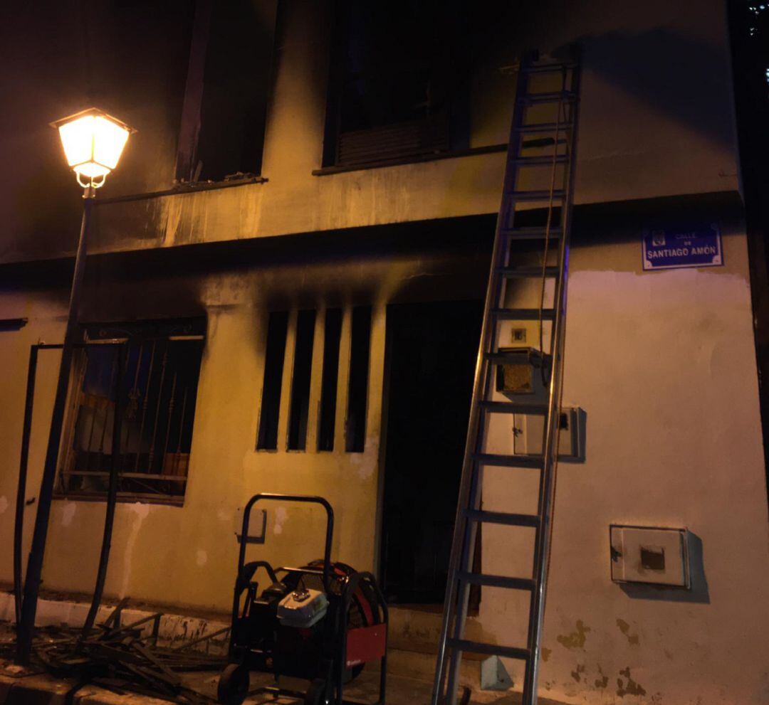 Fachada de la vivienda en la que se produjo el incendio.