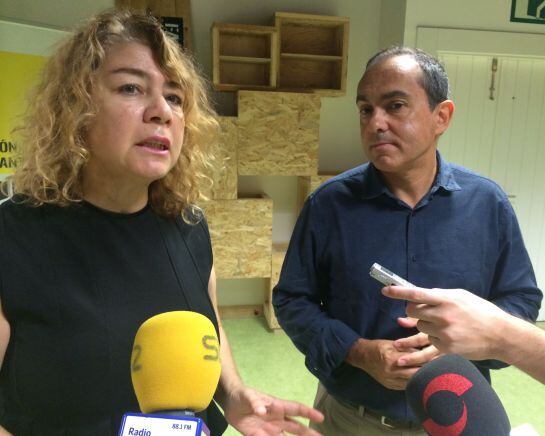 Marian Rubio, directora de Kunsthal y Miguel Ángel Paéz, delegado de promoción económica en el Ayuntamiento de Irún, en la presentación de los talleres