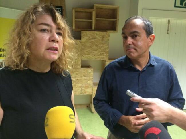 Marian Rubio, directora de Kunsthal y Miguel Ángel Paéz, delegado de promoción económica en el Ayuntamiento de Irún, en la presentación de los talleres