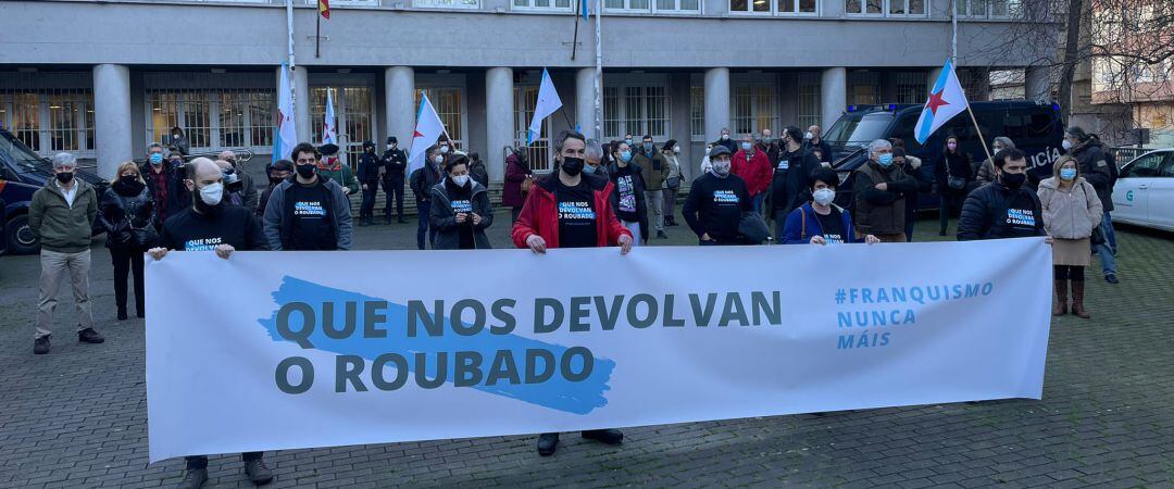 Militantes del BNG frente a la Audiencia Provincial