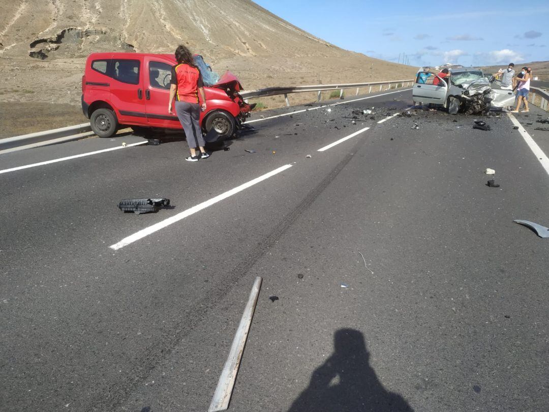 Los dos coches siniestrados, en el lugar del accidente.