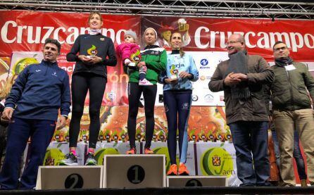 Nazha Machrouh, en lo alto del podio de la San Ant&oacute;n 2018.