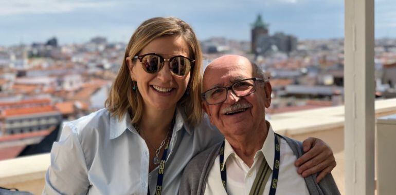 El abuelito Valentín (derecha) junto a Mercedes Pescador, de la editorial Lo Que No Existe, antes de la entrevista